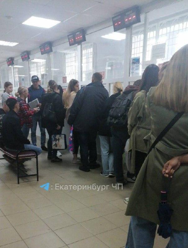 Люди жалуются на очереди за печатью в МВД: люди ночуют в машинах