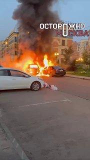 Автомобили загорелись в красногорском ЖК «Опалиха О3». Сотрудники МЧС...