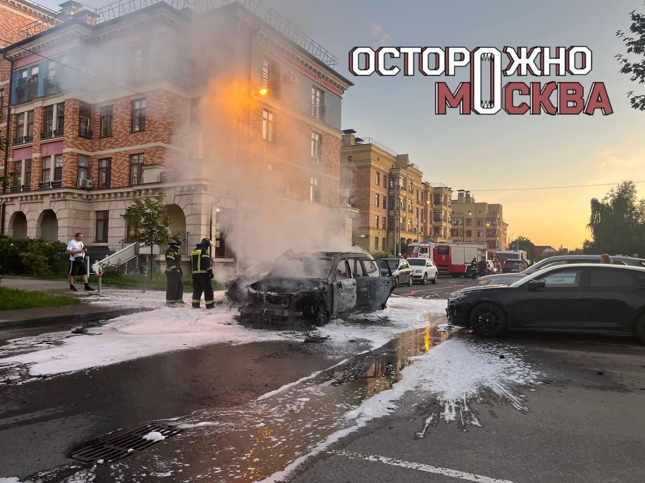 Автомобили загорелись в красногорском ЖК «Опалиха О3». Сотрудники МЧС...