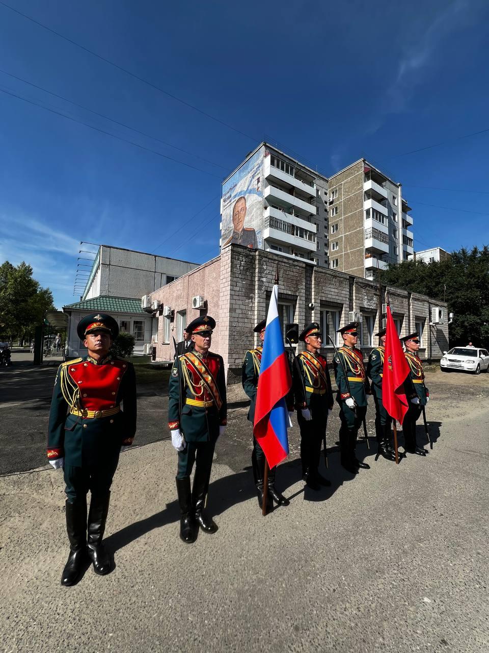 В Минусинске открыли мурал Герою России гвардии майору Владимиру Чепе. Он...