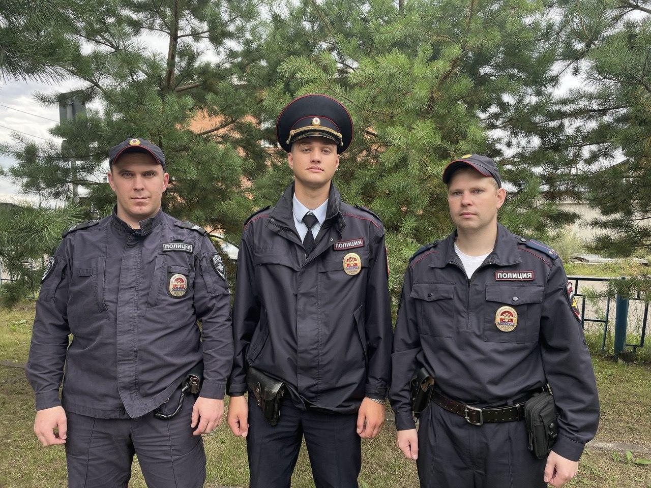 В Енисейске сотрудники полиции эвакуировали двоих пенсионеров и 5-летнюю девочку во время пожара