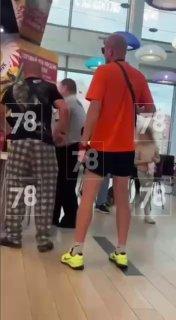 В ТЦ на Долгоозёрной пьяный посетитель угрожал женщине пистолетом и гранатой....