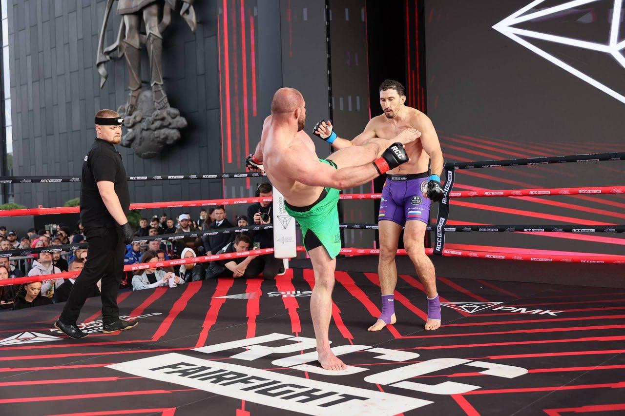 Уральская звезда ММА вырвала победу у экс-бойца UFC. Трехраундовый поединок...