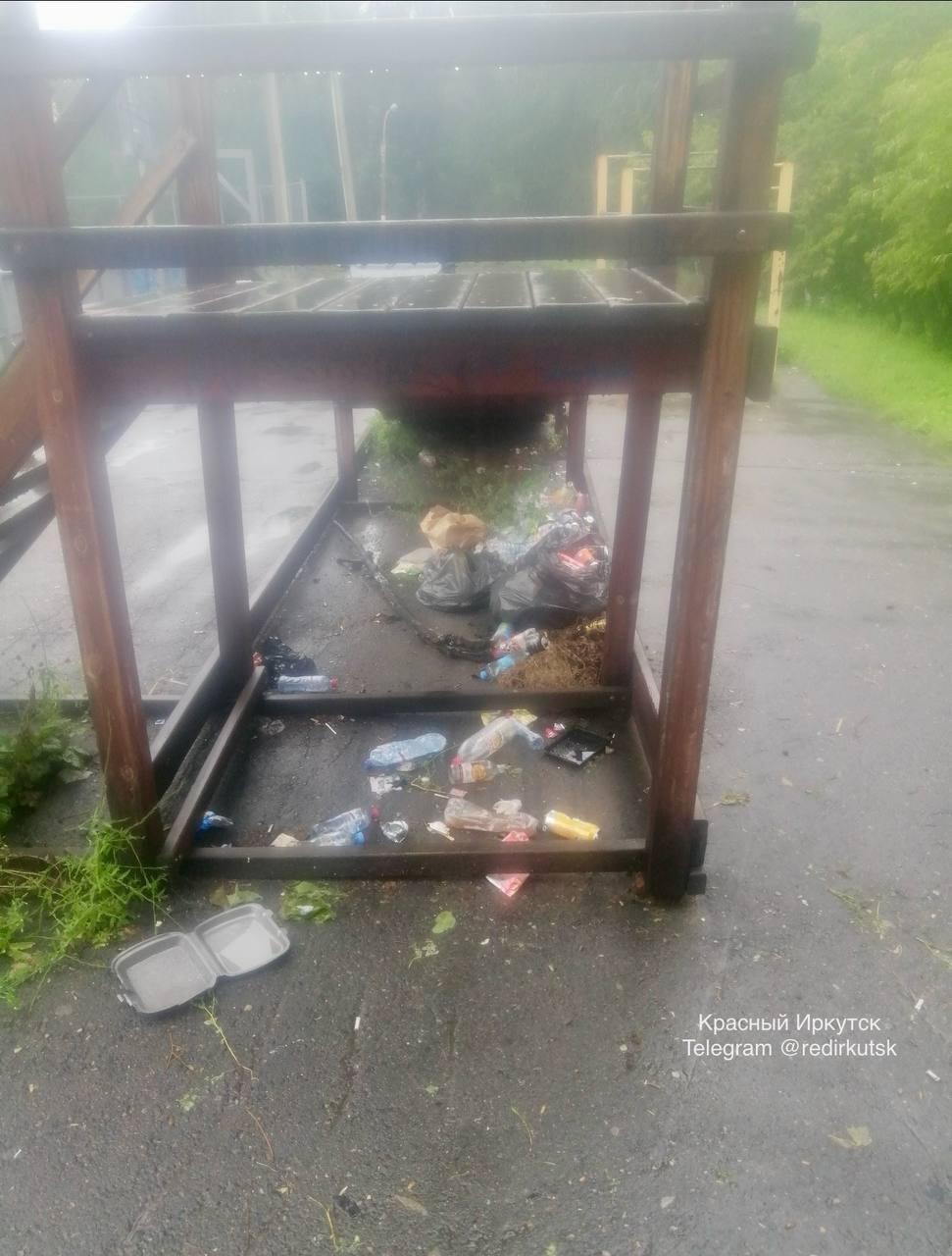 Спортивную площадку превратили в свалку. Хоккейный корт и тренажерная...