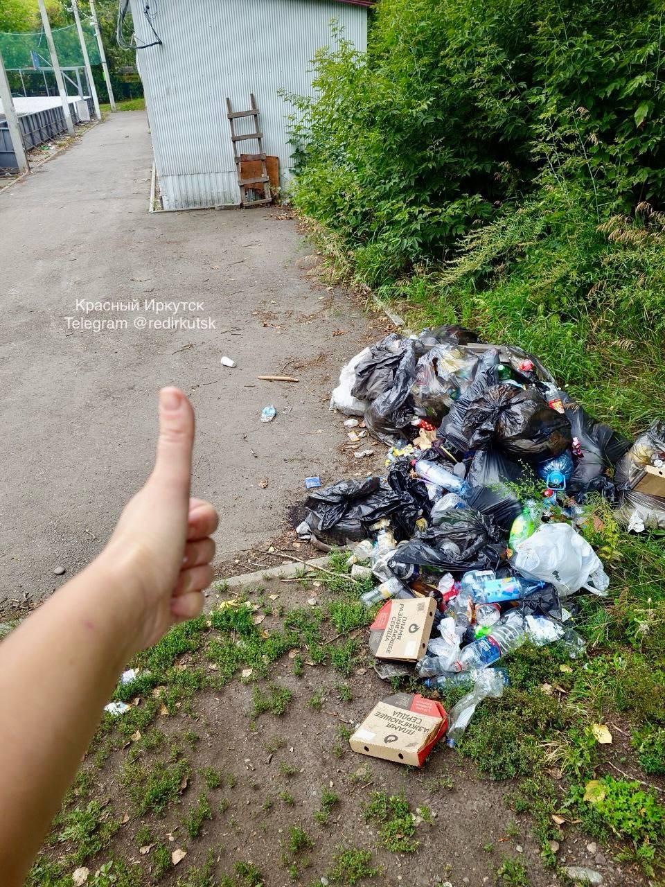 Спортивную площадку превратили в свалку. Хоккейный корт и тренажерная...