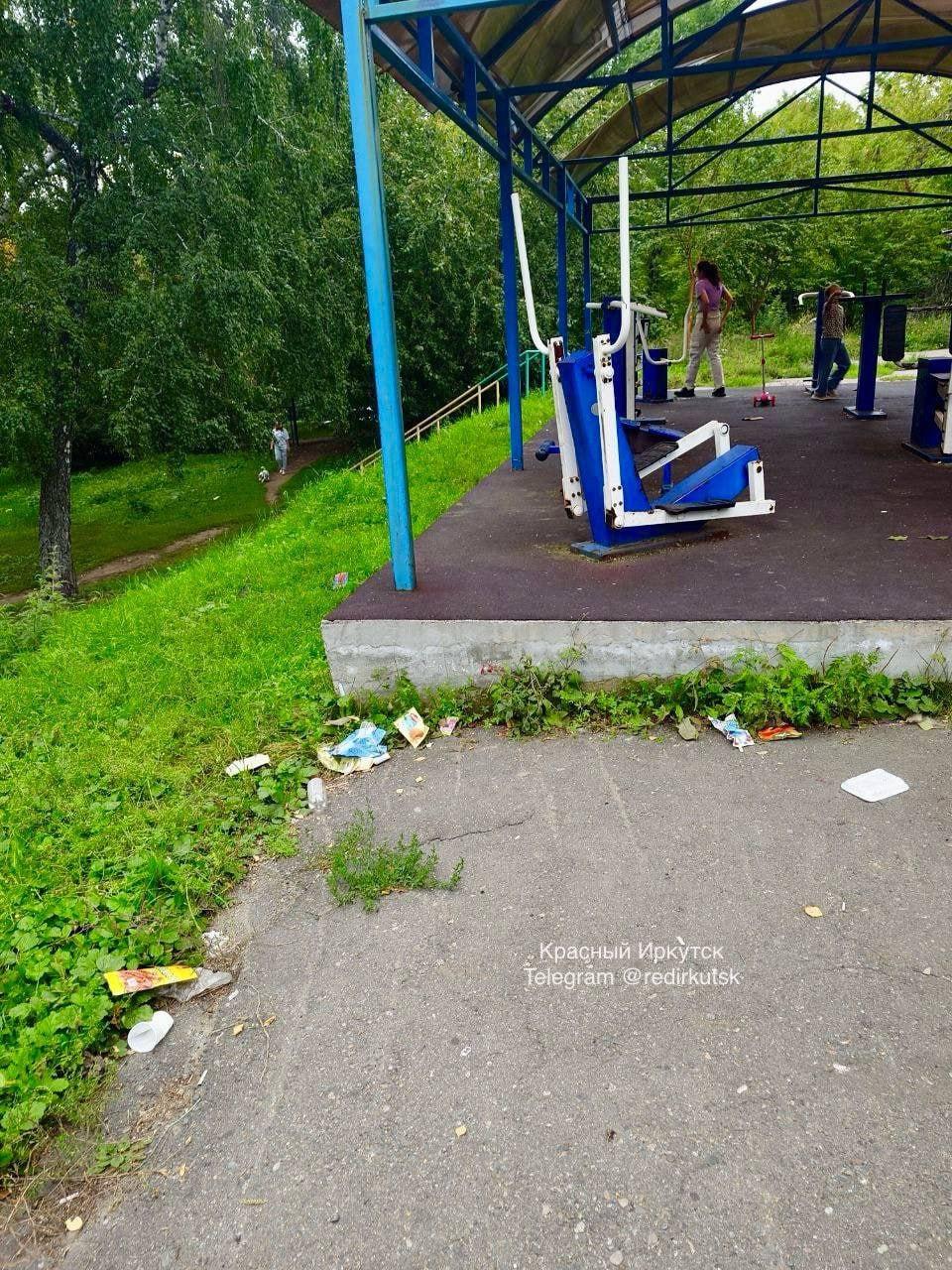 Спортивную площадку превратили в свалку. Хоккейный корт и тренажерная...