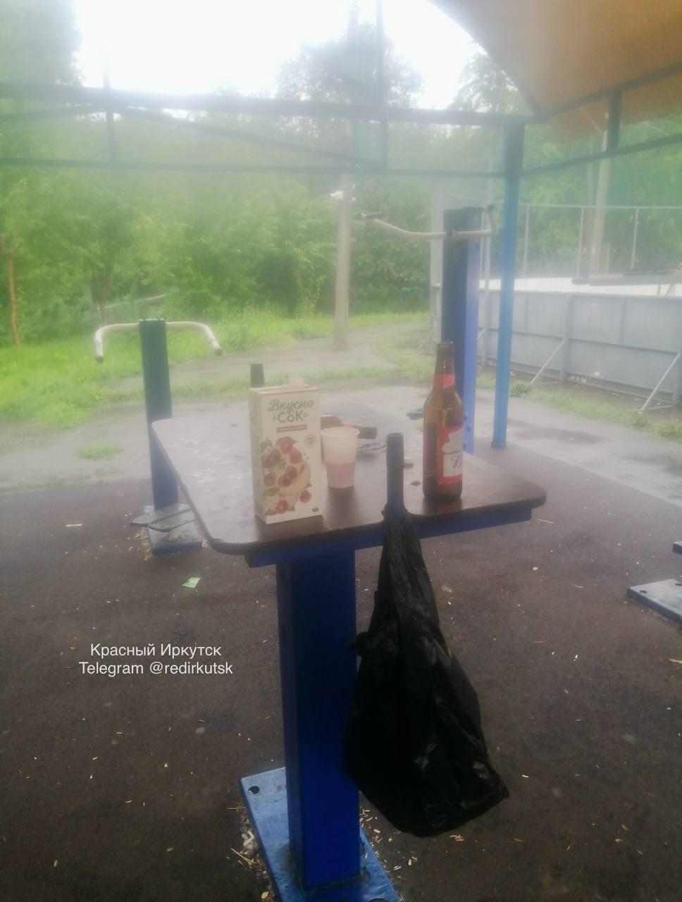 Спортивную площадку превратили в свалку. Хоккейный корт и тренажерная...