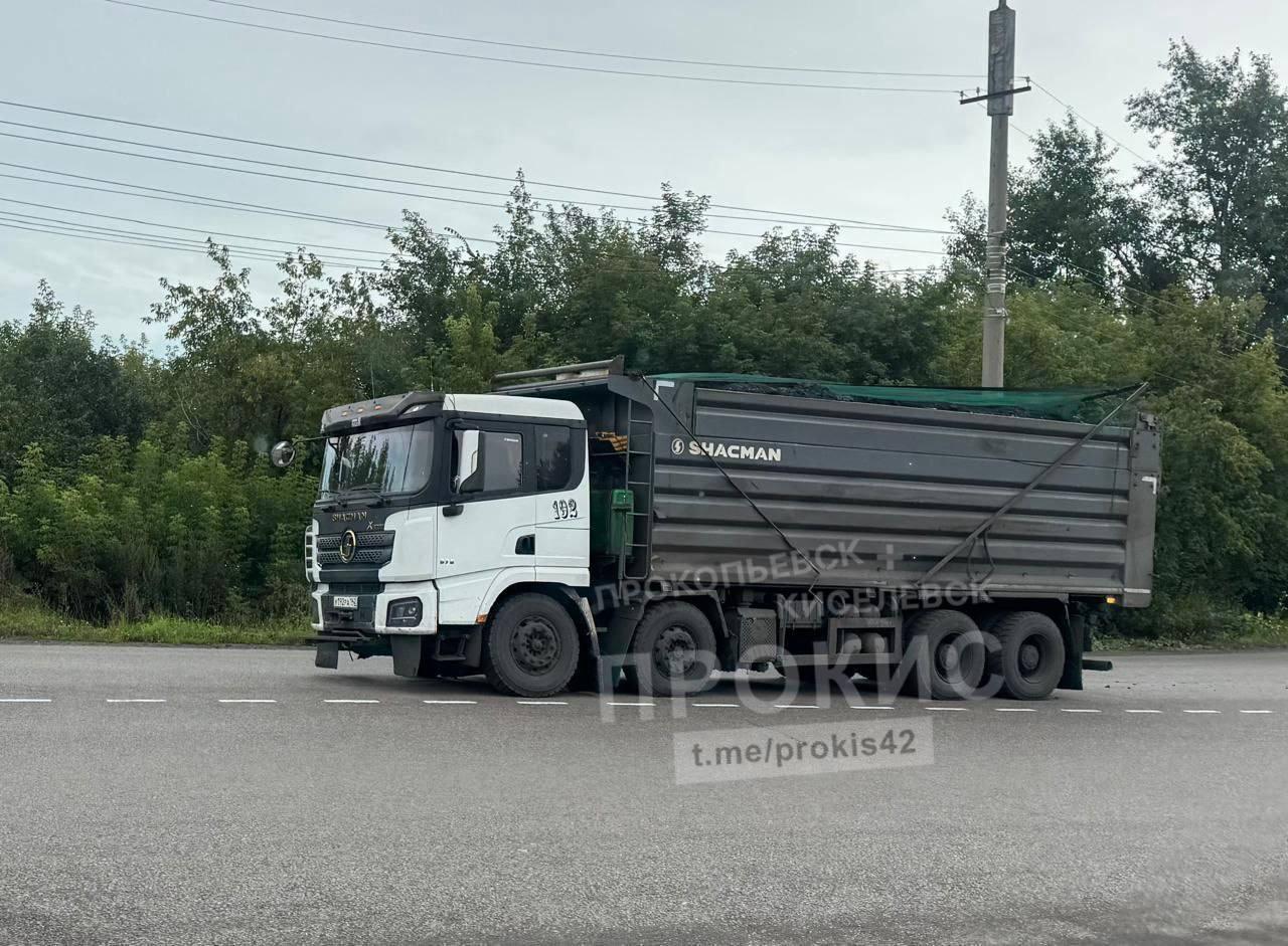 В Киселёвске большегрузы разбили дорогу и потеряли колёса прямо на переезде