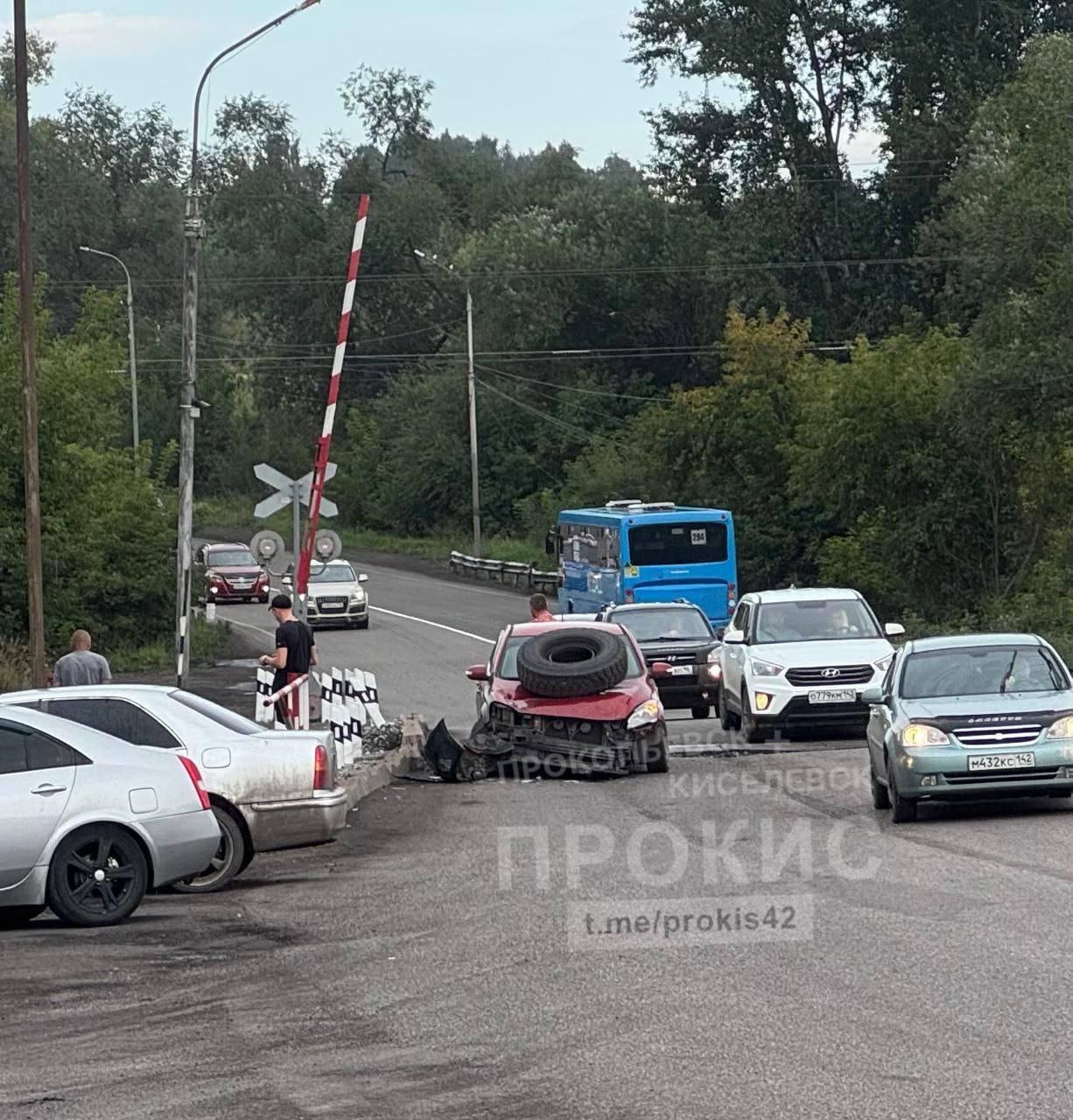 В Киселёвске большегрузы разбили дорогу и потеряли колёса прямо на переезде