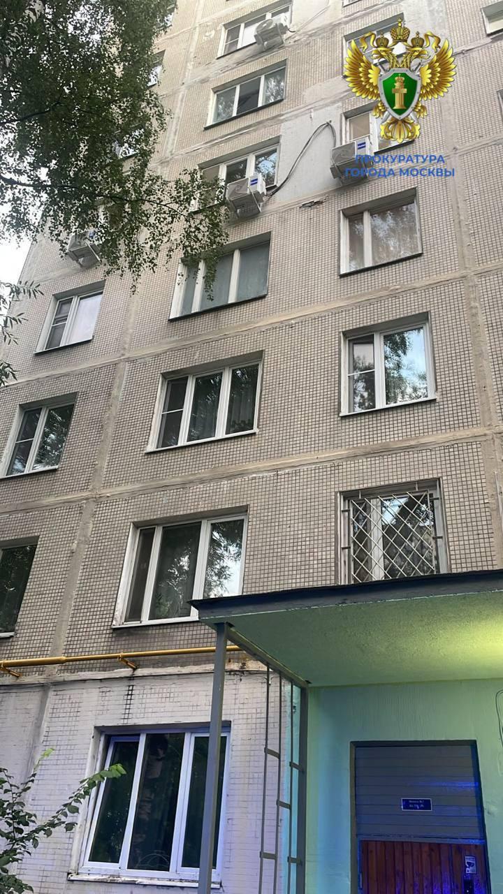 Трехлетняя девочка выпала из окна шестого этажа жилого дома в Студеном...