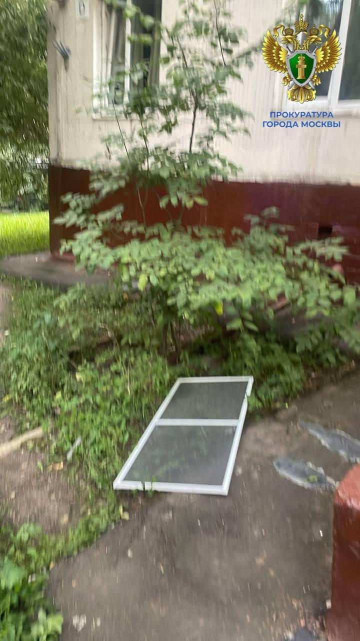 Трехлетняя девочка выпала из окна шестого этажа жилого дома в Студеном...