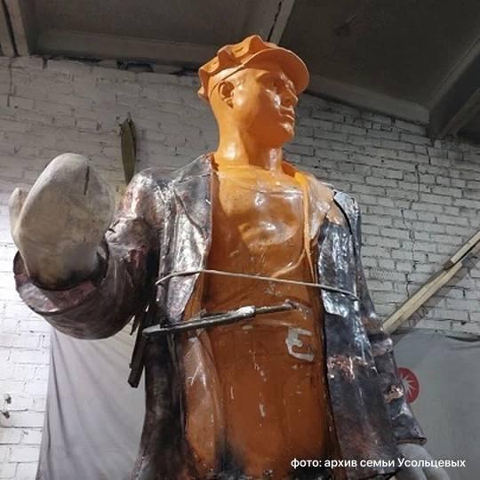 В Анжеро-Судженске установлен отреставрированный памятник шахтерам....