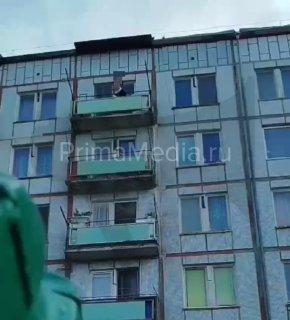 🗣В Приморье мужчина эпично упал с 5-го этажа дома, но даже не получил никаких...