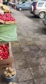 В Черногорске на рынке бегает голый мужик. - сообщает автор видео. 🇷🇺...