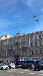 Экстремалы устроились на краю крыши старинного здания, свесив ноги вниз. 🇷🇺...