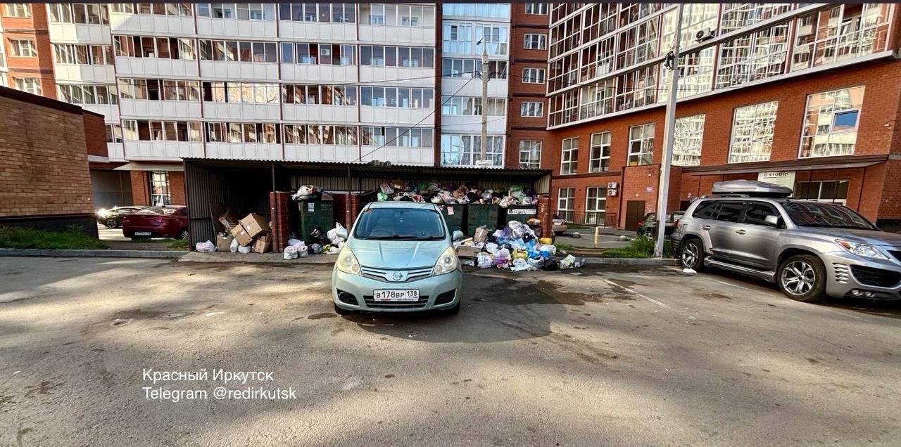 Уплотнительная застройка приводит к дефициту парковочных мест во дворах....