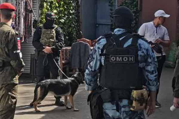 На востоке Москвы прошел рейд по мигрантам, 20 из задержанных отправили в военкомат для постановки на учет.