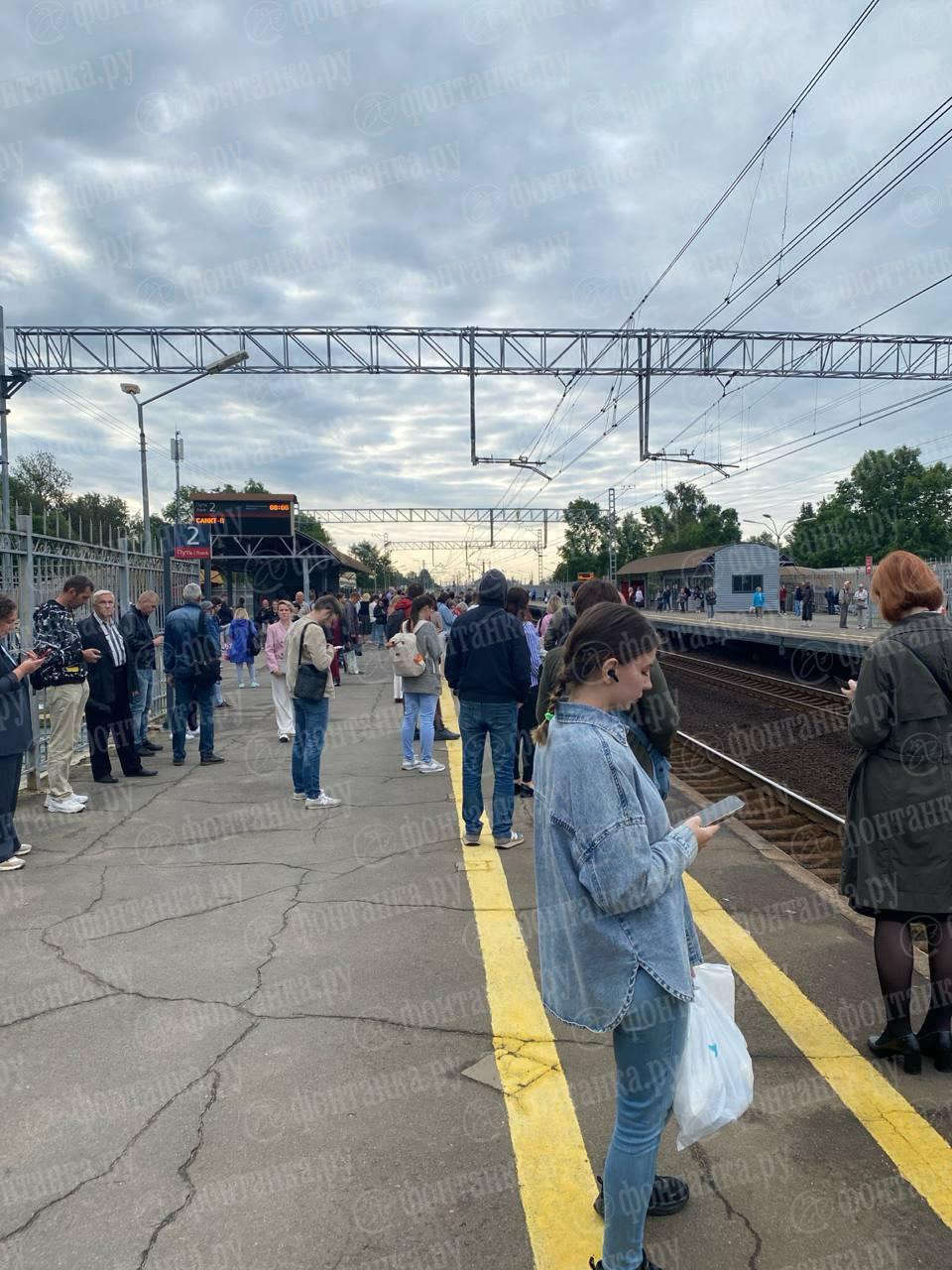 Почти на час задерживаются электрички в Петербург и из Петербурга. На станции «Колпино» многолюдно, о сбоях предупреждают и сервисы по продаже билетов.
