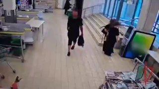Десять упаковок с колбасой и шесть пачек кофе пытался украсть житель Новосибирска из супермаркета в Подольске.