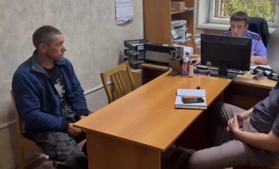 В Кемерово мужчина зарезал сестру, соседку и тяжело ранил еще одну женщину....