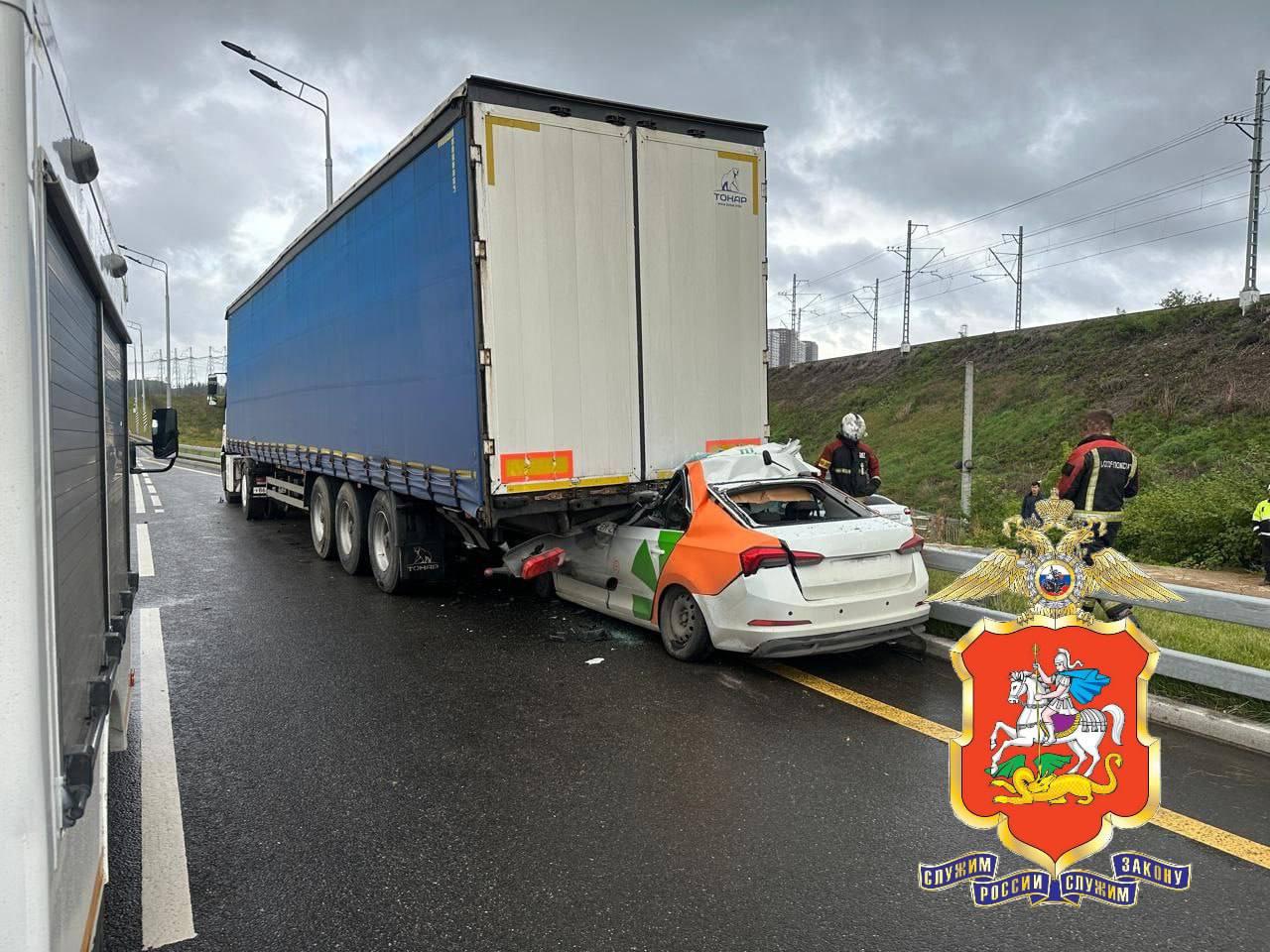 Два человека погибли в аварии с участием каршеринга и фуры в Подмосковье.