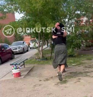 Девушки избили пожилого мужчину в одном из районов Иркутска