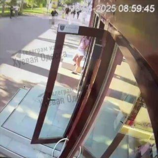 В Одессе дрочер долбо*б кошмарит девушек, наяривая свой писюн