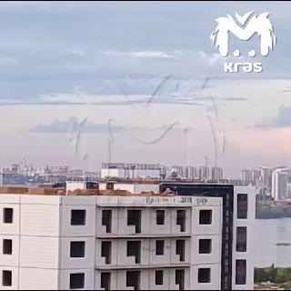 Школьники скидывали кирпичи с недостроя на Прибойной в Красноярске. Местным...