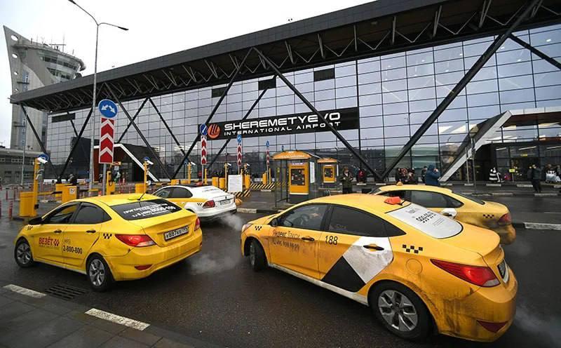 Закон о штрафах за нелегальное такси в аэропортах вступил в силу в Подмосковье.