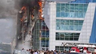 Часть фасада здания ТРЦ «Лапландия» загорелась в среду, 20 августа, в...