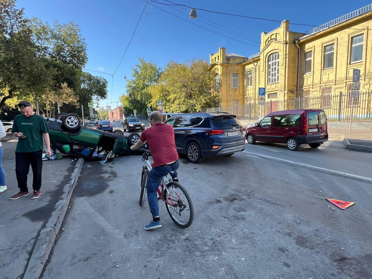 Во время ДТП на севере Москвы перевернулась машина.