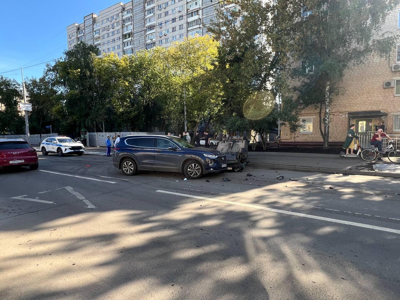 Во время ДТП на севере Москвы перевернулась машина.