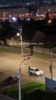 Ночью в Красноярске нескучно: на ул. Киренского женщина бросалась на машины и проходивших мимо людей.