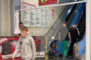 Малолетнему ребенку оторвало руку в эскалаторе в екатеринбургском ТЦ. Сейчас врачи борются за спасение малыша.
