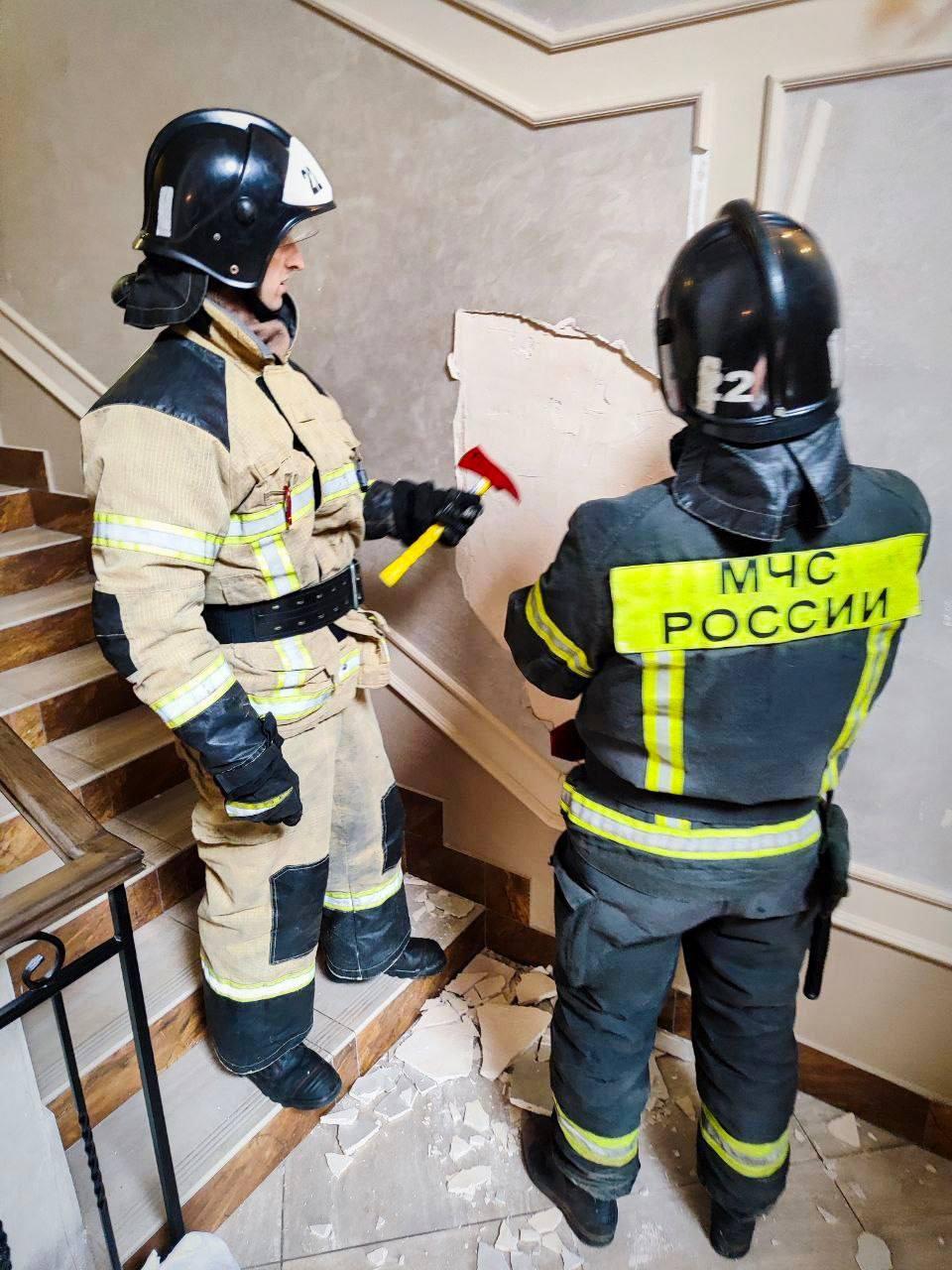В Петербурге на жителя элитного ЖК обвалилась штукатурка. На место прибыли...