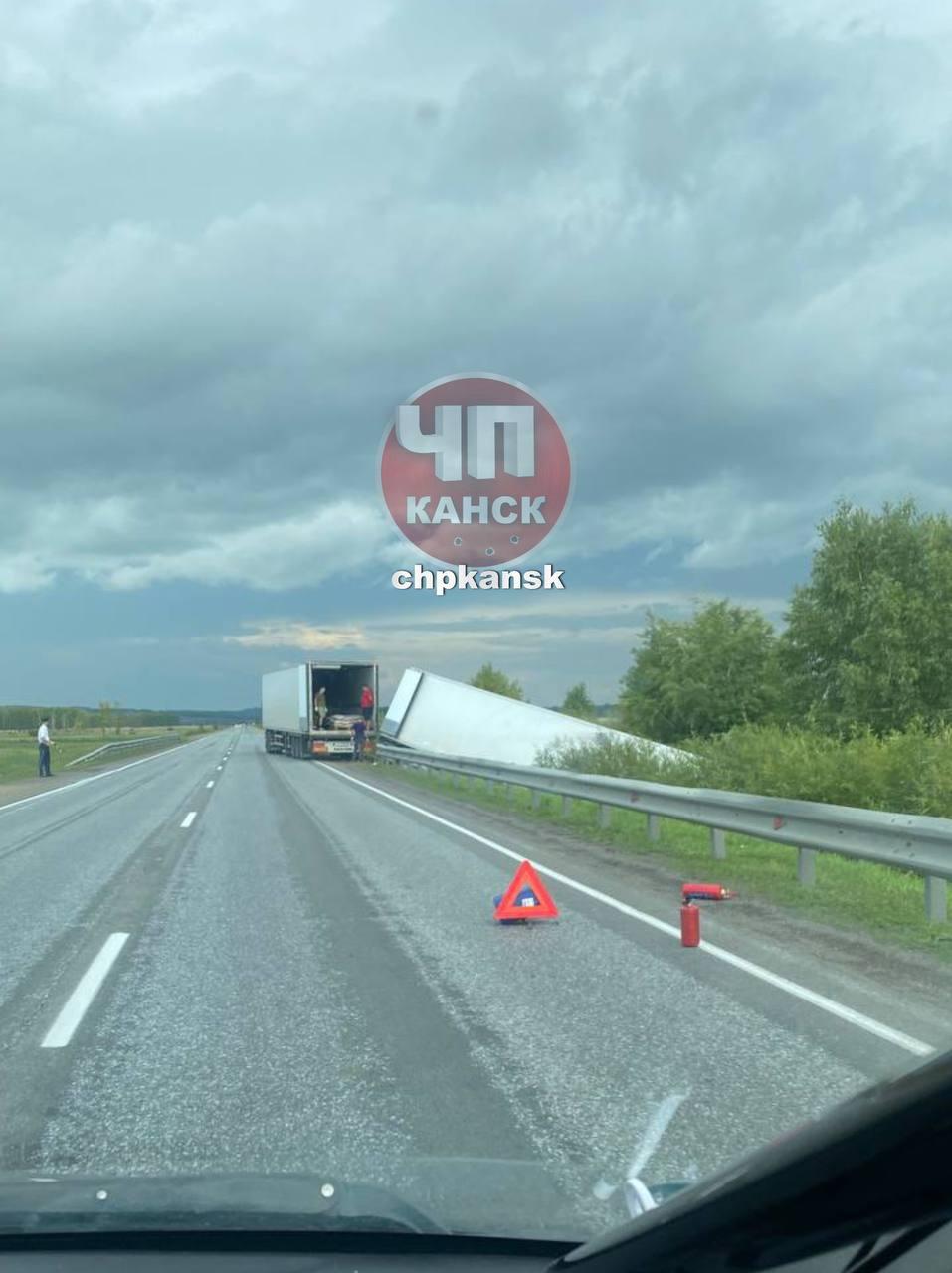 В 50км от Канска по трассе, перегружают фуру, которая сегодня утром слетела в...