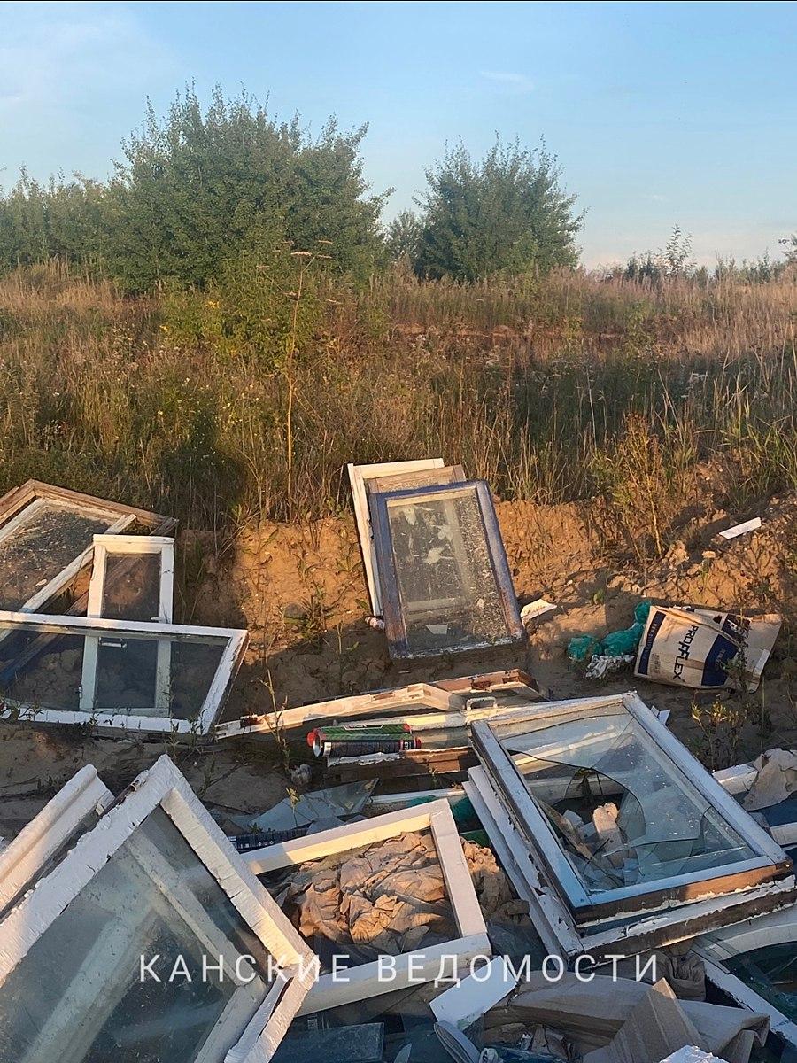 На обширной стихийной свалке на заброшенной дороге, опоясывающей с северной...