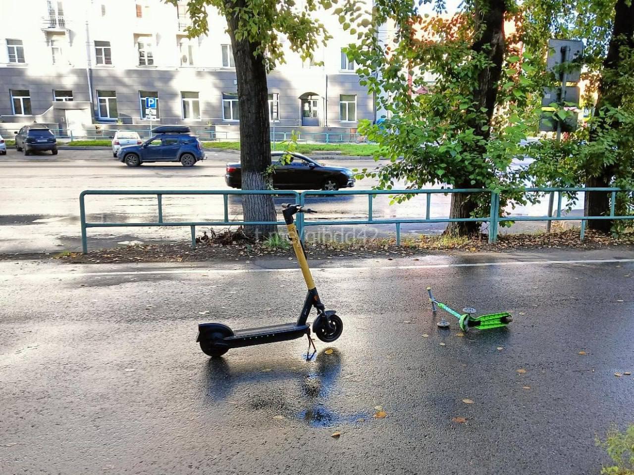 Мужчина на электросамокате сбил ребенка на обычном самокате в Новокузнецке.