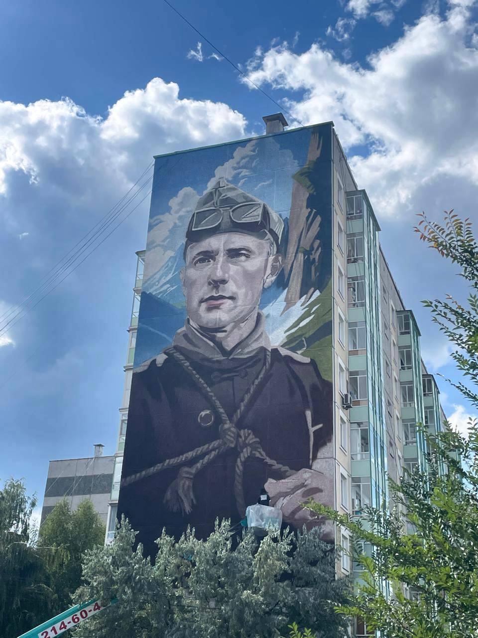 В Красноярске появился ещё один мурал. На одном из домов на улице Вербная...