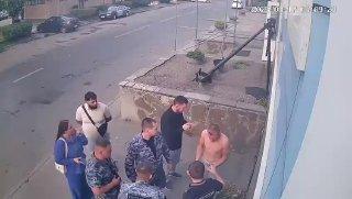 В Ростове-на-Дону сотрудник Росгвардии напал на мужчину и избил его прямо под...