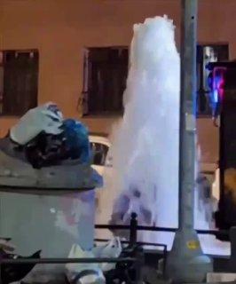 Видео для тех, кто недоволен своей работой: поздним вечером рабочему в...