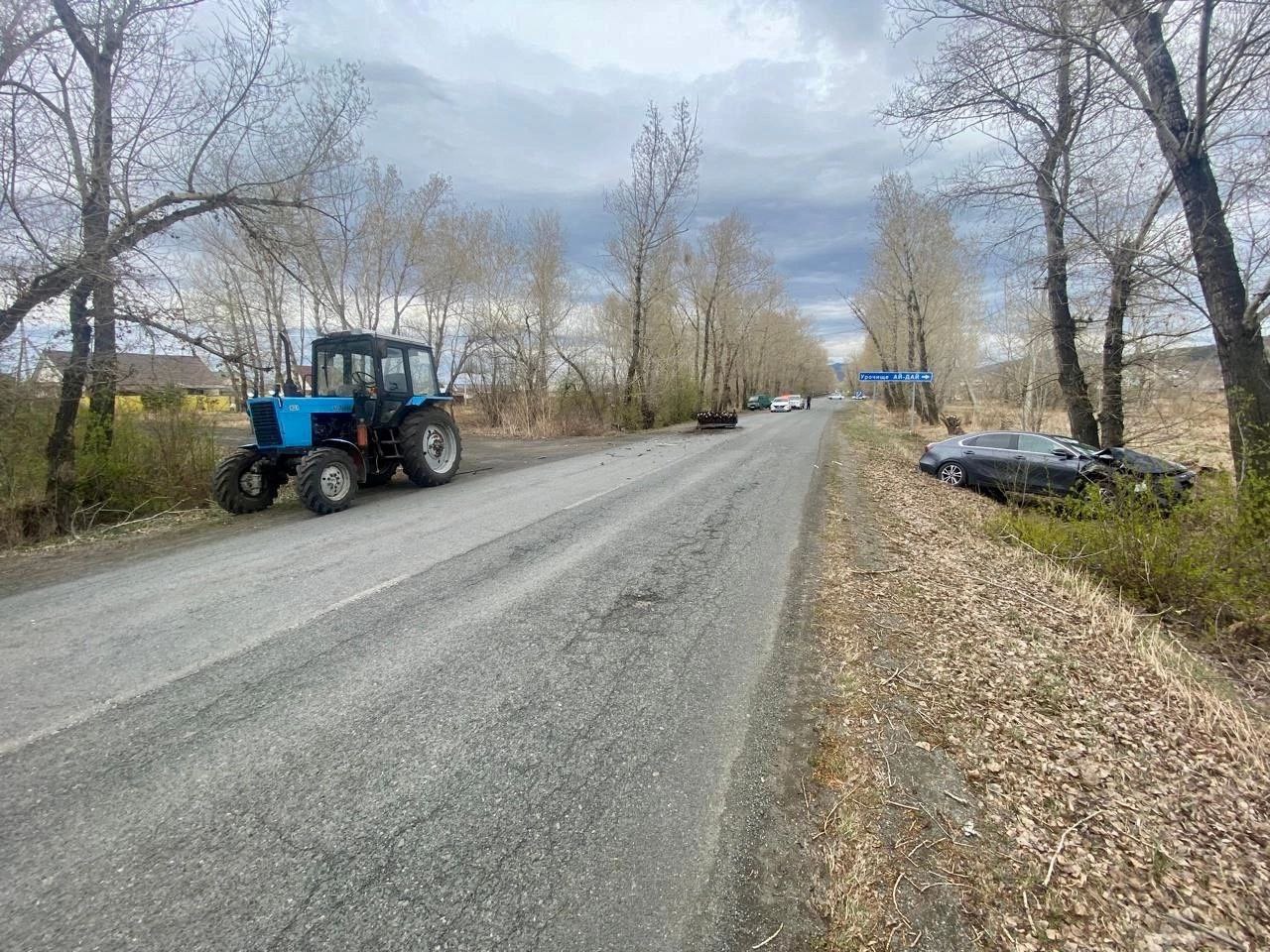 В Бейском районе автомобиль столкнулся с трактором