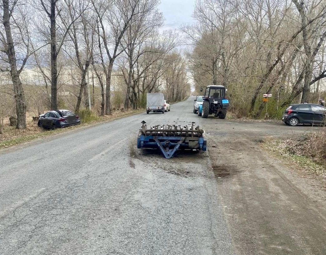 В Бейском районе автомобиль столкнулся с трактором