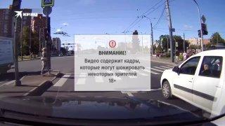 В Петербурге машина сбила женщину, перебегающую дорогу на красный свет. От...