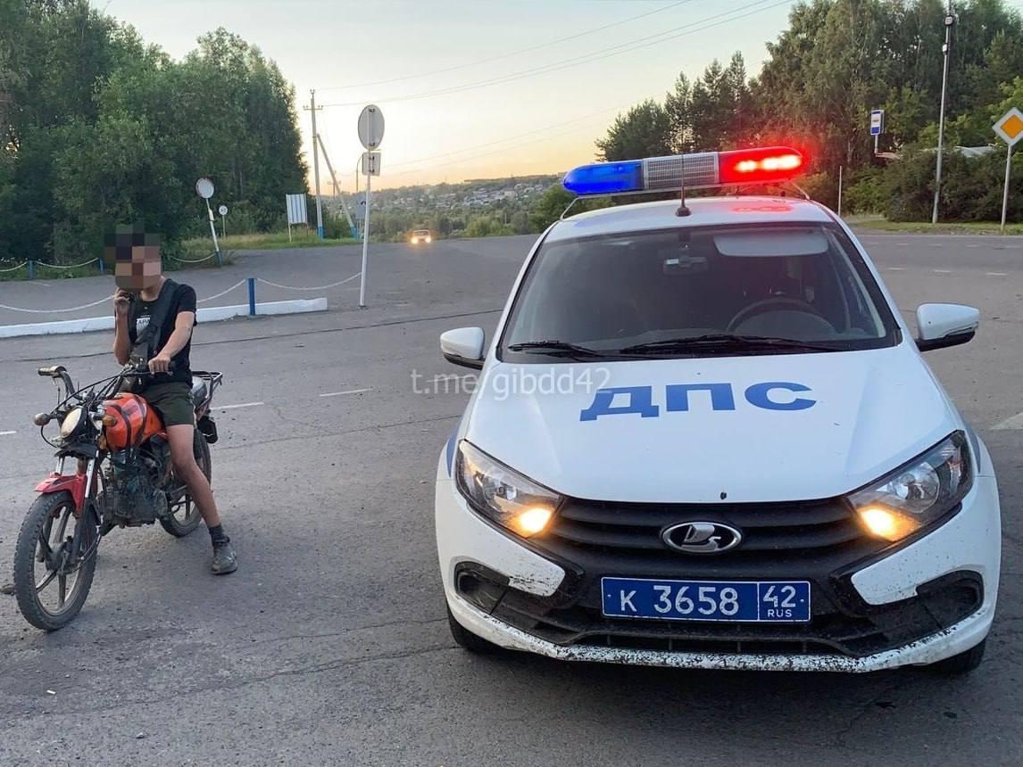 В Берёзовском автоинспекторы поймали 15-летнего подростка за рулем мотоцикла.
