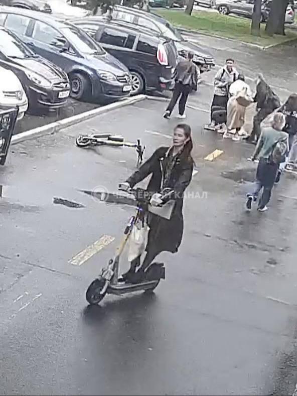Екатеринбурженка ищет самокатчицу, сбившую ее коллегу