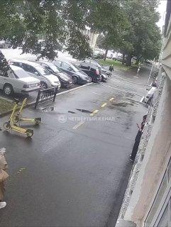 Екатеринбурженка ищет самокатчицу, сбившую ее коллегу
