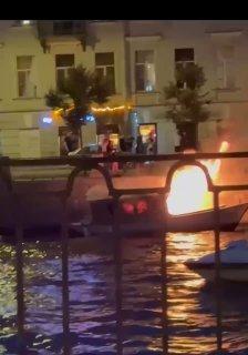 Ночью на Фонтанке загорелся прогулочный катер — обошлось без пострадавших