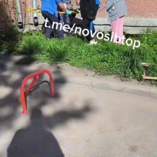 1,5-годовалый малыш выпал из окна 4 этажа на Есенина 7 этим утром. Ребенка...
