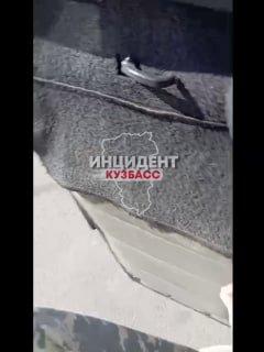 В Березовском жителей удивила необычная технология уплотнения асфальтового...